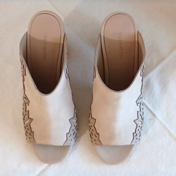 Pour la Victoire, 4in open toed cream and beige lattice slide heels. Sz 7 - Picture 2 of 7